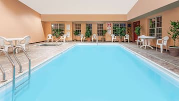 Innenpool, geöffnet von 09:00 Uhr bis 22:00 Uhr, Liegestühle