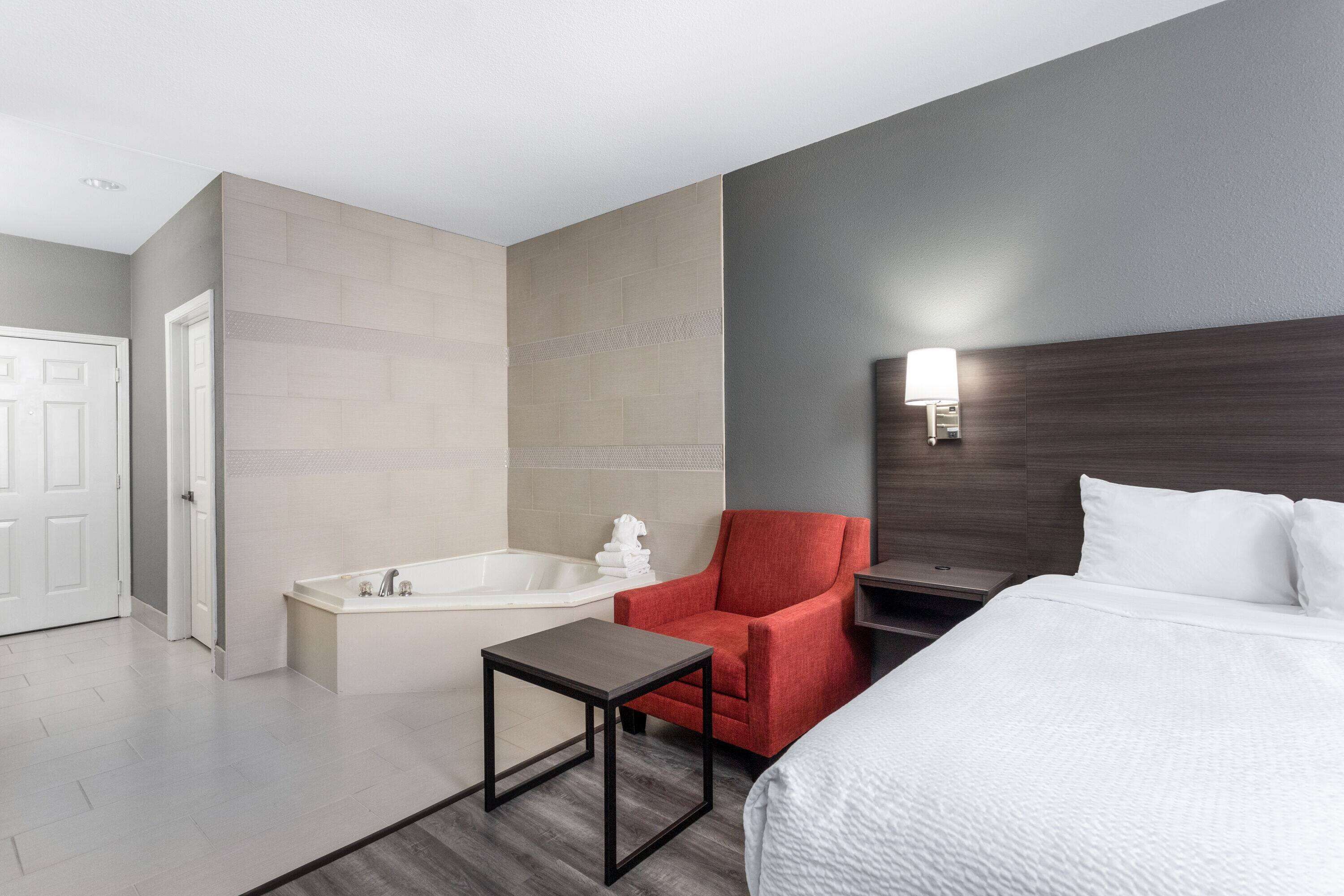 Suite estudio Deluxe, 1 cama King size, para no fumadores | Camas con pillow-top, caja de seguridad en la habitación y escritorio 