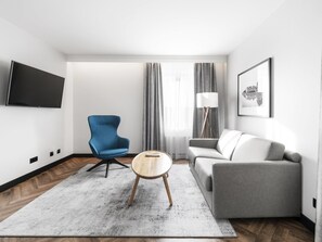 Suite Junior, 1 très grand lit et 1 canapé-lit | 1 chambre, coffre-fort, bureau