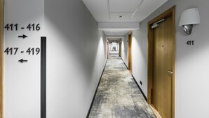 A hotel hallway with directional signs for room numbers 411-416 and 417-419. - Mercure Klaipeda City (Klaipeda)