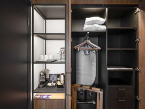 1 habitación, caja de seguridad en la habitación y escritorio 