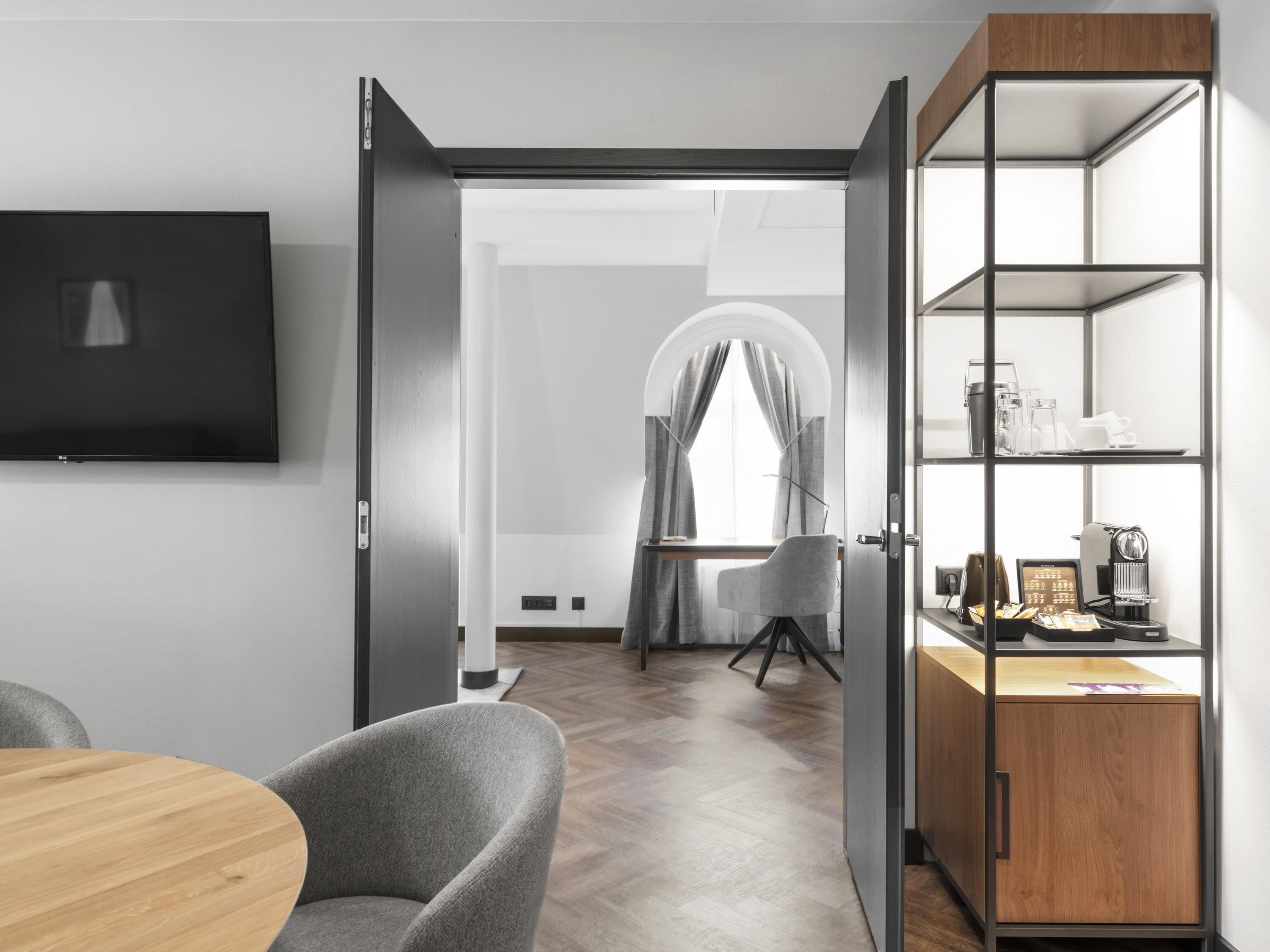 1 多间卧室、客房内保险箱、办公桌、笔记本电脑工作区