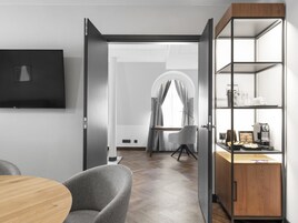 1 bedroom, in-room safe, desk, laptop workspace