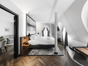 1 ห้องนอน, ตู้นิรภัยในห้องพัก, โต๊ะทำงาน, พื้นที่ทำงานแบบใช้แล็ปท็อป