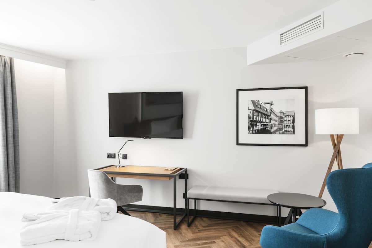 Junior Suite, 1 King Bed with Sofa bed | 1 bedroom, in-room safe, desk, laptop workspace