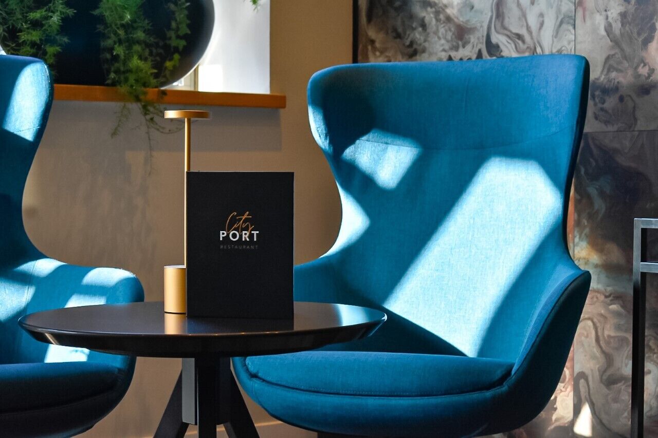 serves breakfast and dinner