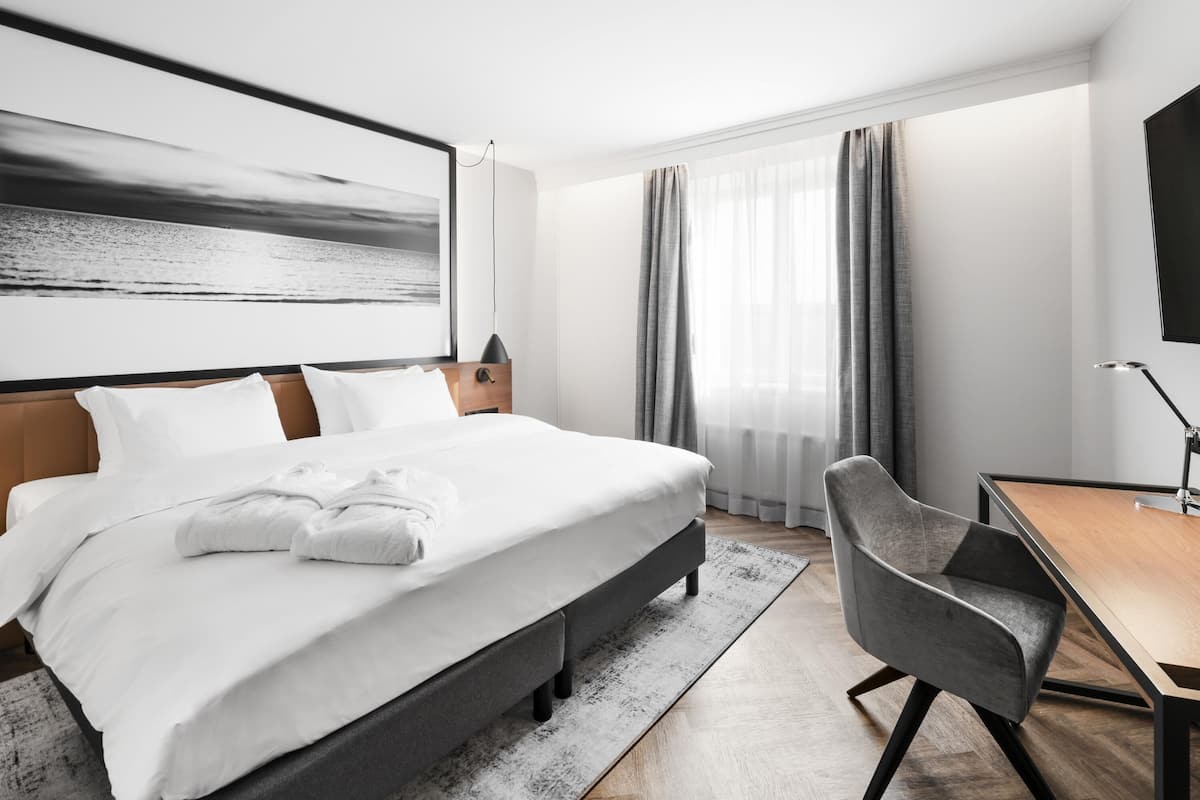 1 habitación, caja de seguridad en la habitación y escritorio