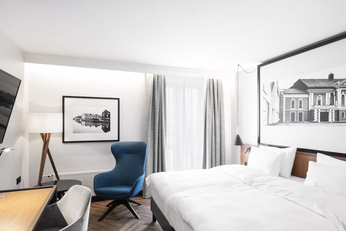 Superior Twin Room, 2 Single Beds | 1 bedroom, in-room safe, desk, laptop workspace