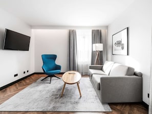 Suite Junior, 1 très grand lit et 1 canapé-lit | 1 chambre, coffre-fort, bureau
