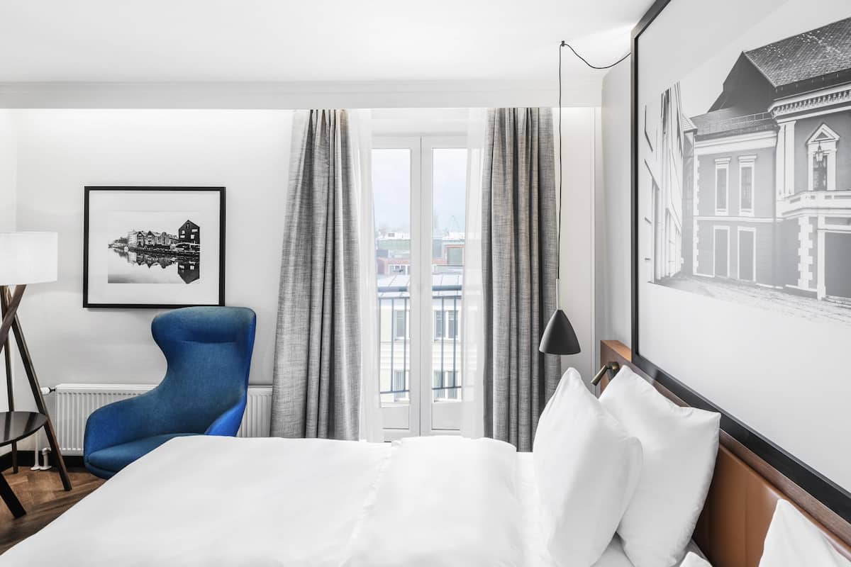 1 habitación, caja de seguridad en la habitación y escritorio