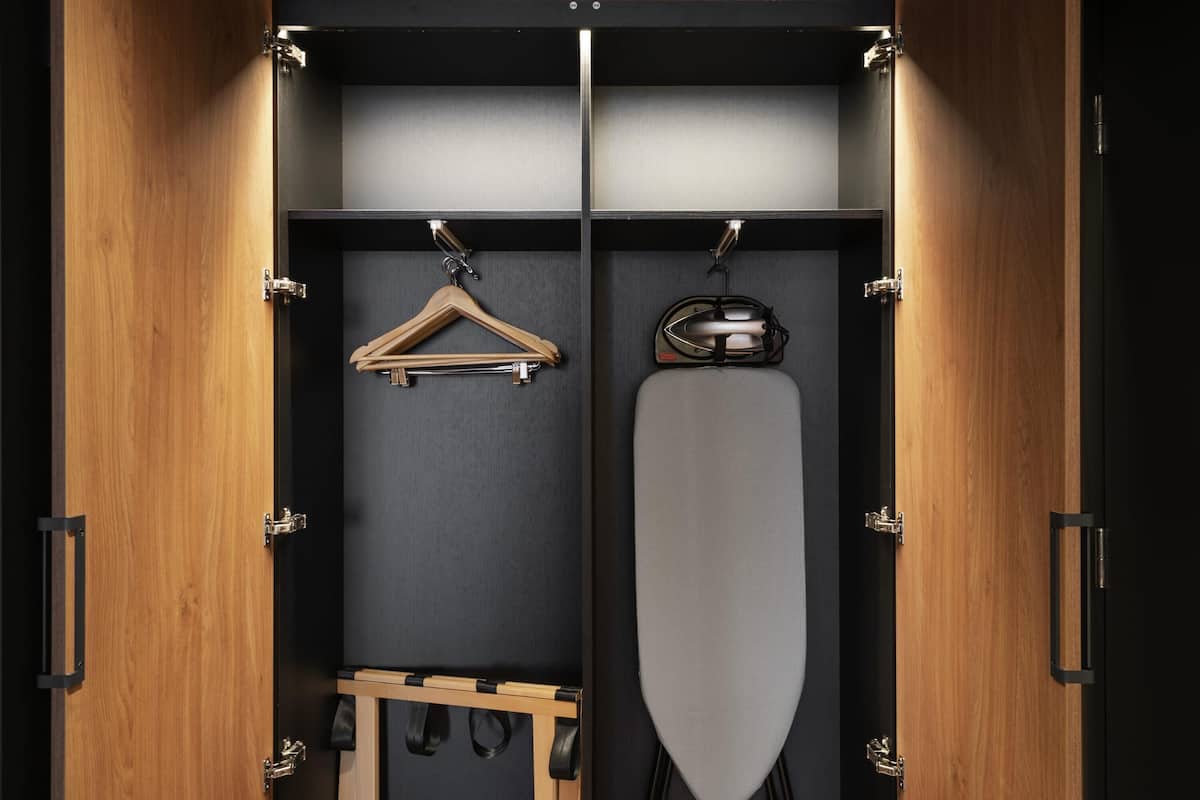 1 habitación, caja de seguridad en la habitación y escritorio