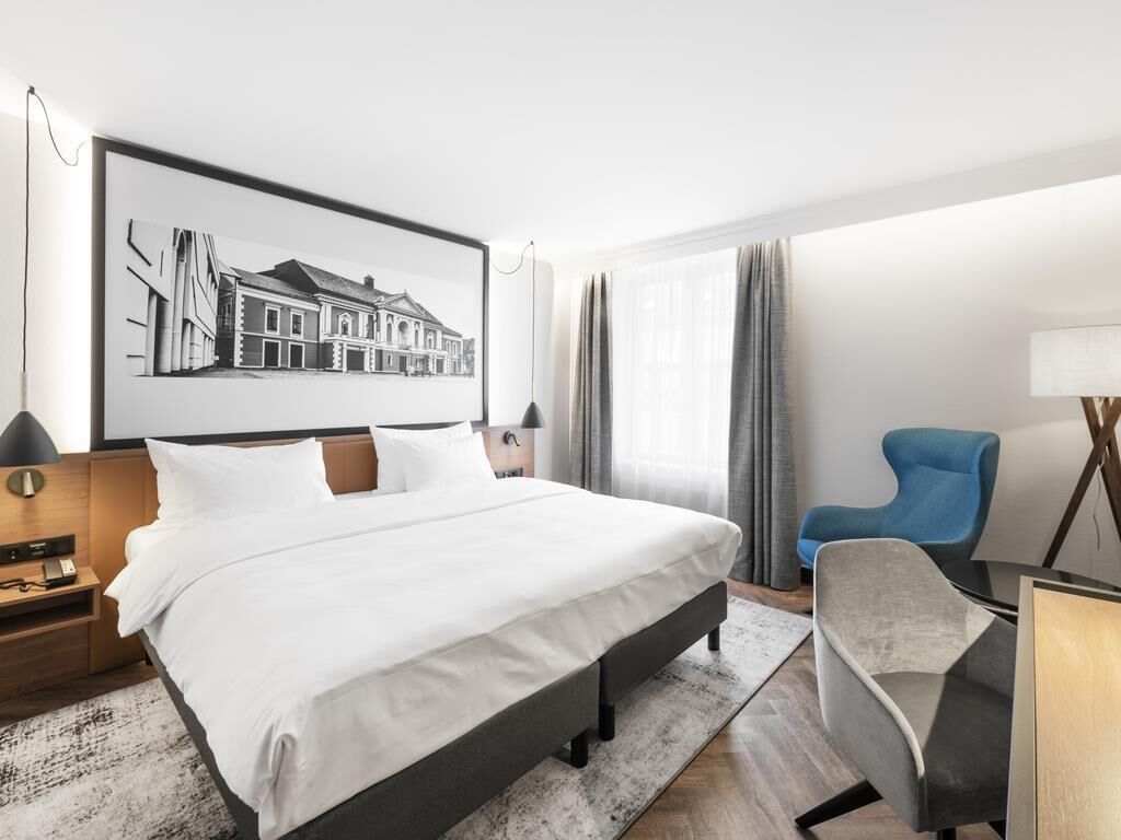 1 habitación, caja de seguridad en la habitación y escritorio 