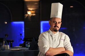 3 restaurants, breakfast, lunch, dinner served; international cuisine