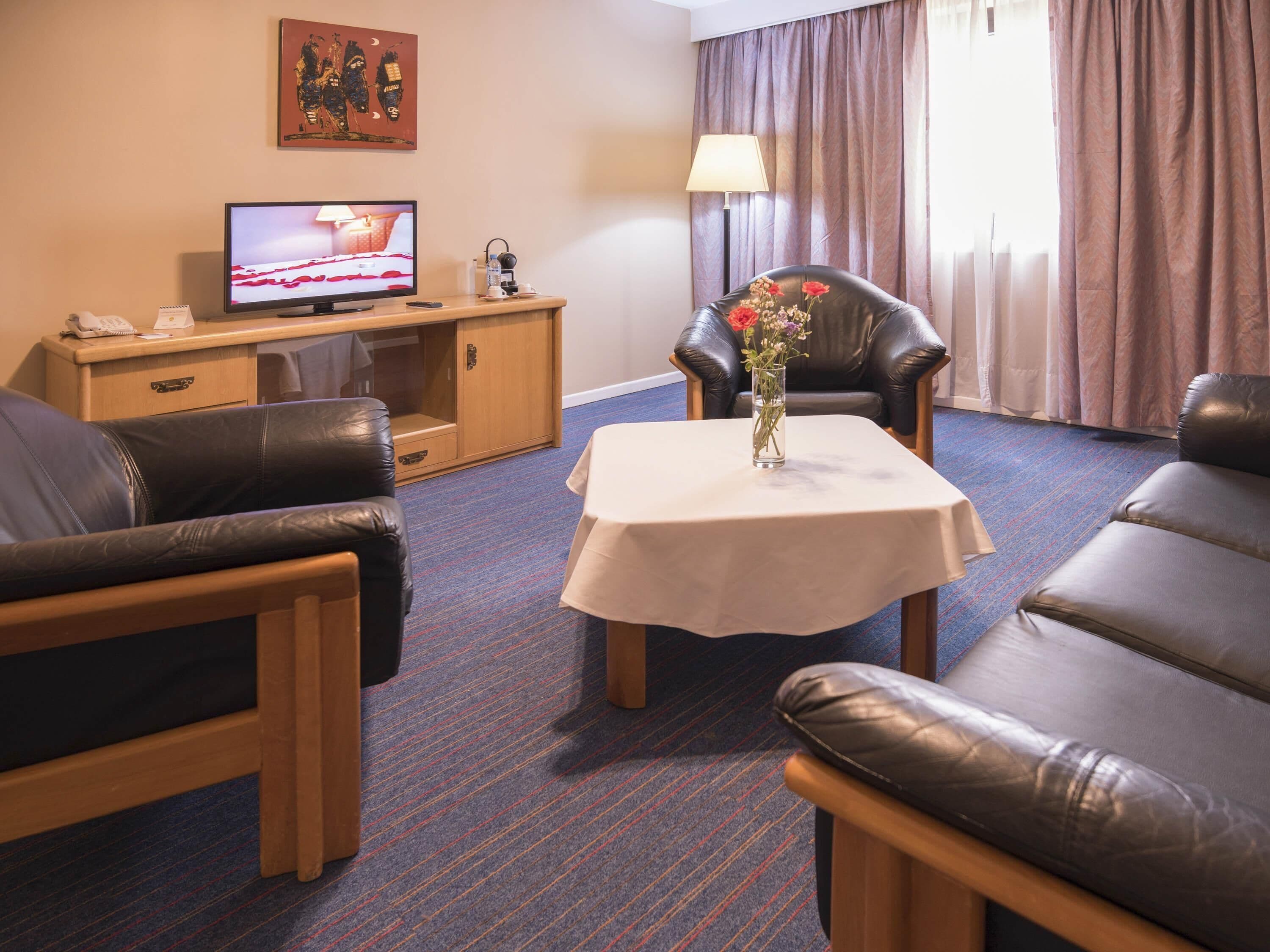 Superior Suite, 1 King Bed | In-room safe, desk, blackout drapes, soundproofing