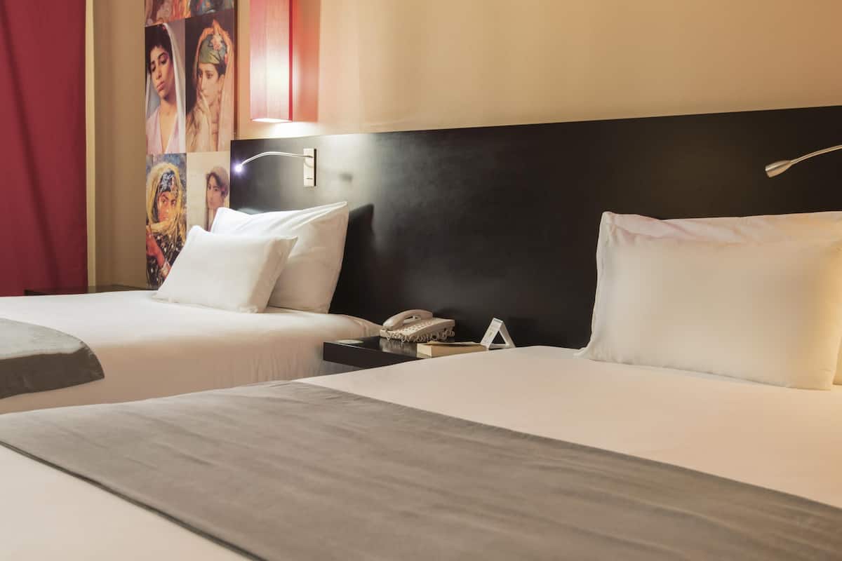 Caja de seguridad en la habitación, escritorio y cortinas blackout