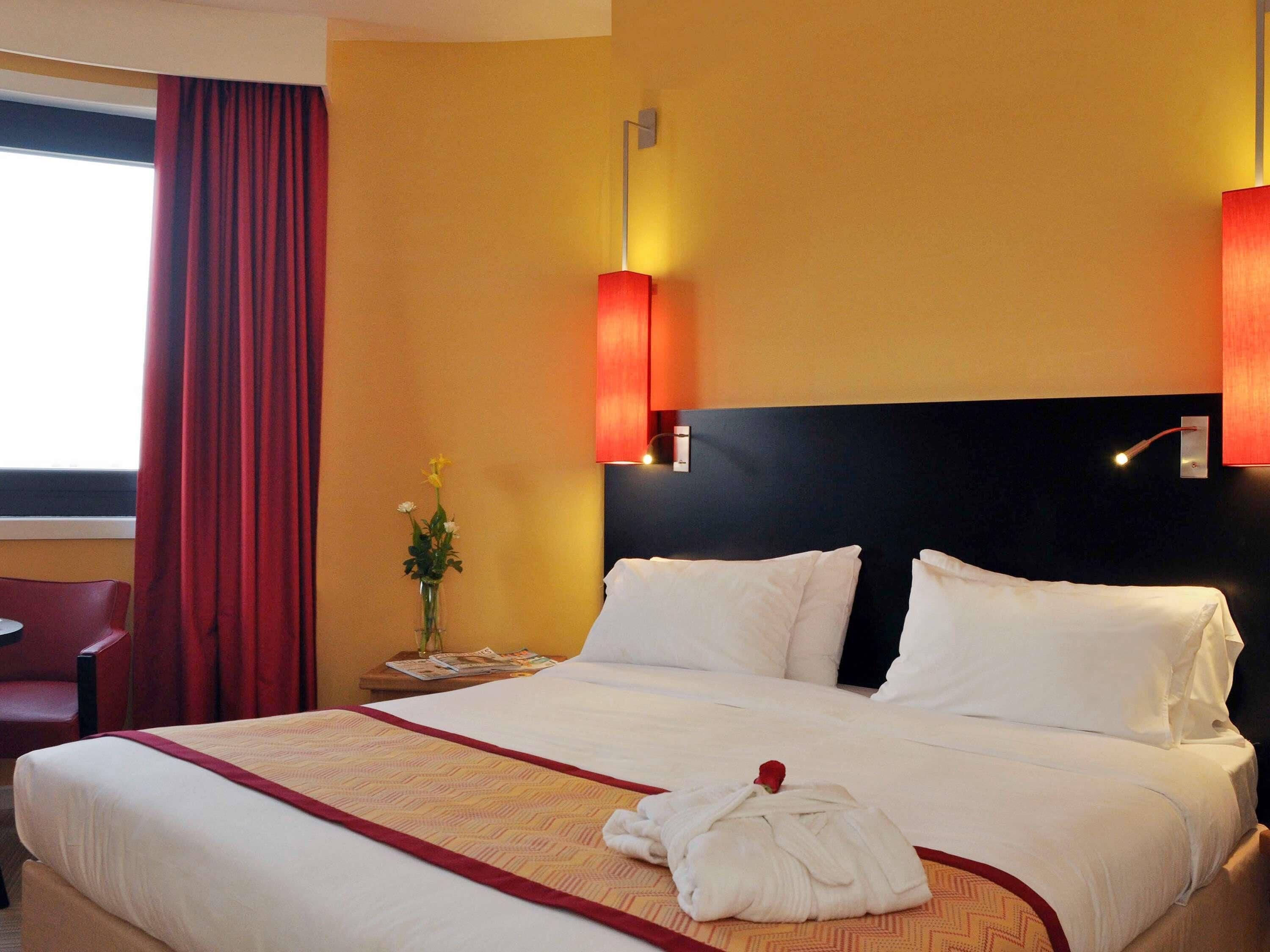 Standard Room, 1 Queen Bed | In-room safe, desk, blackout drapes, soundproofing