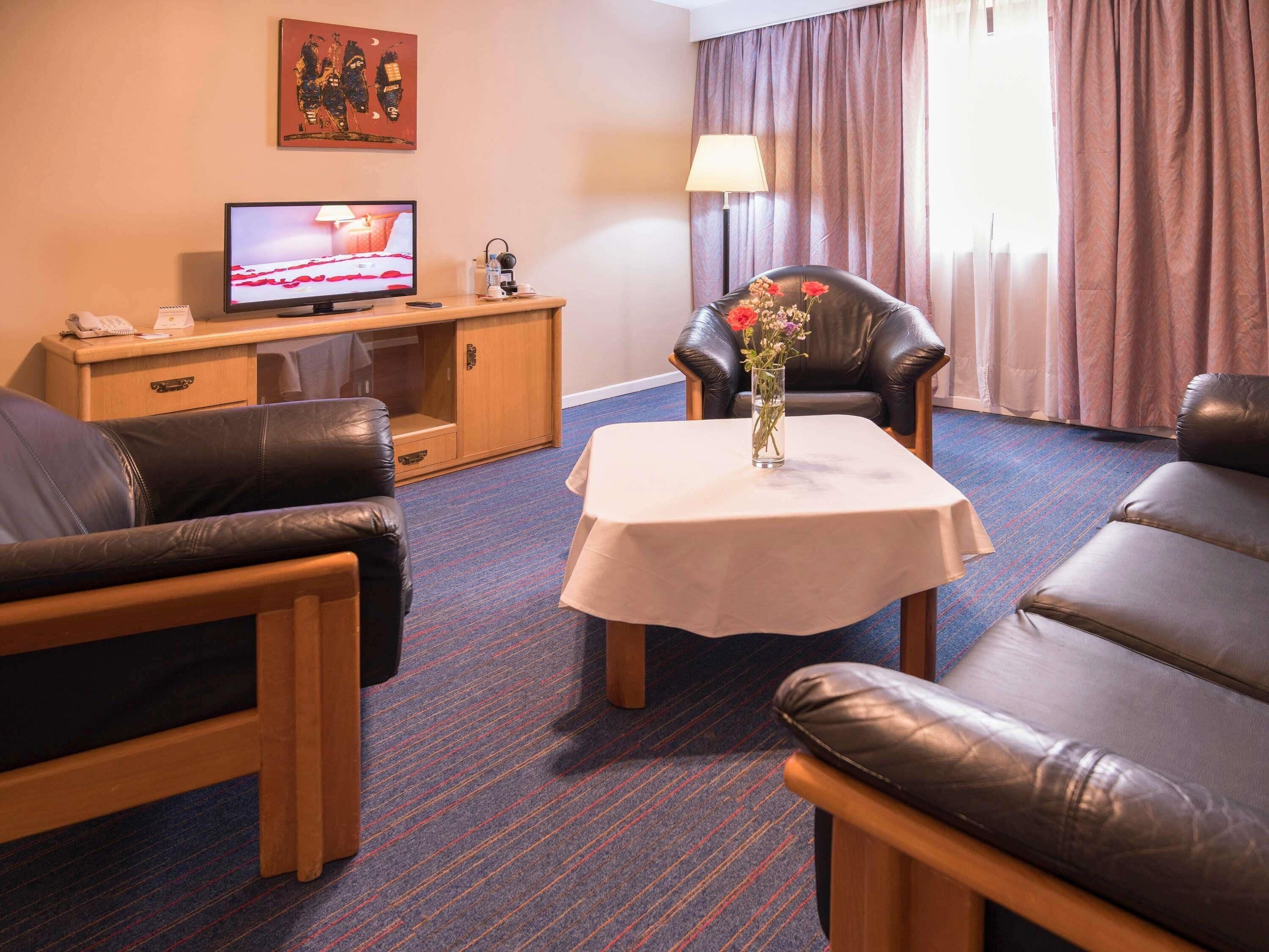 superior suite, 1 king bed | in-room safe, desk, blackout curtains, soundproofing