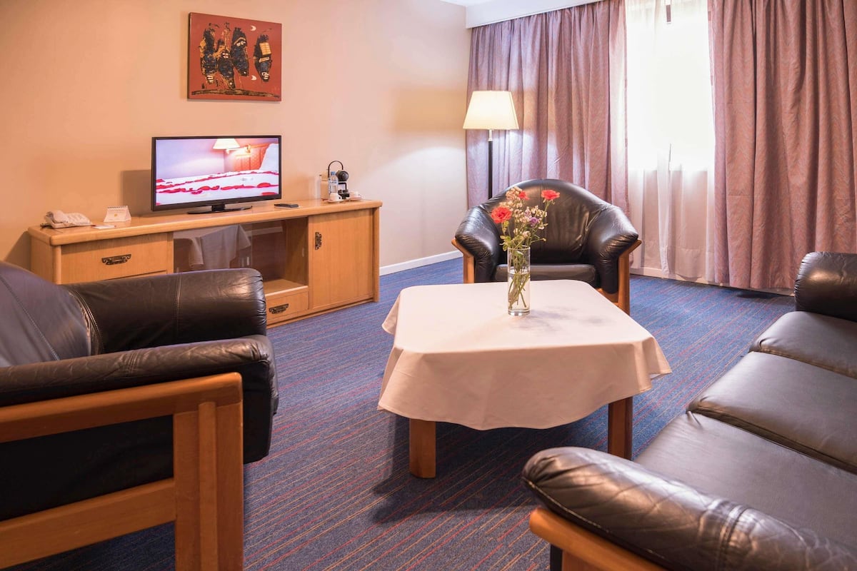 Superior Suite, 1 King Bed | In-room safe, desk, blackout drapes, soundproofing