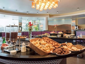 3 restaurants, breakfast, lunch, dinner served; international cuisine