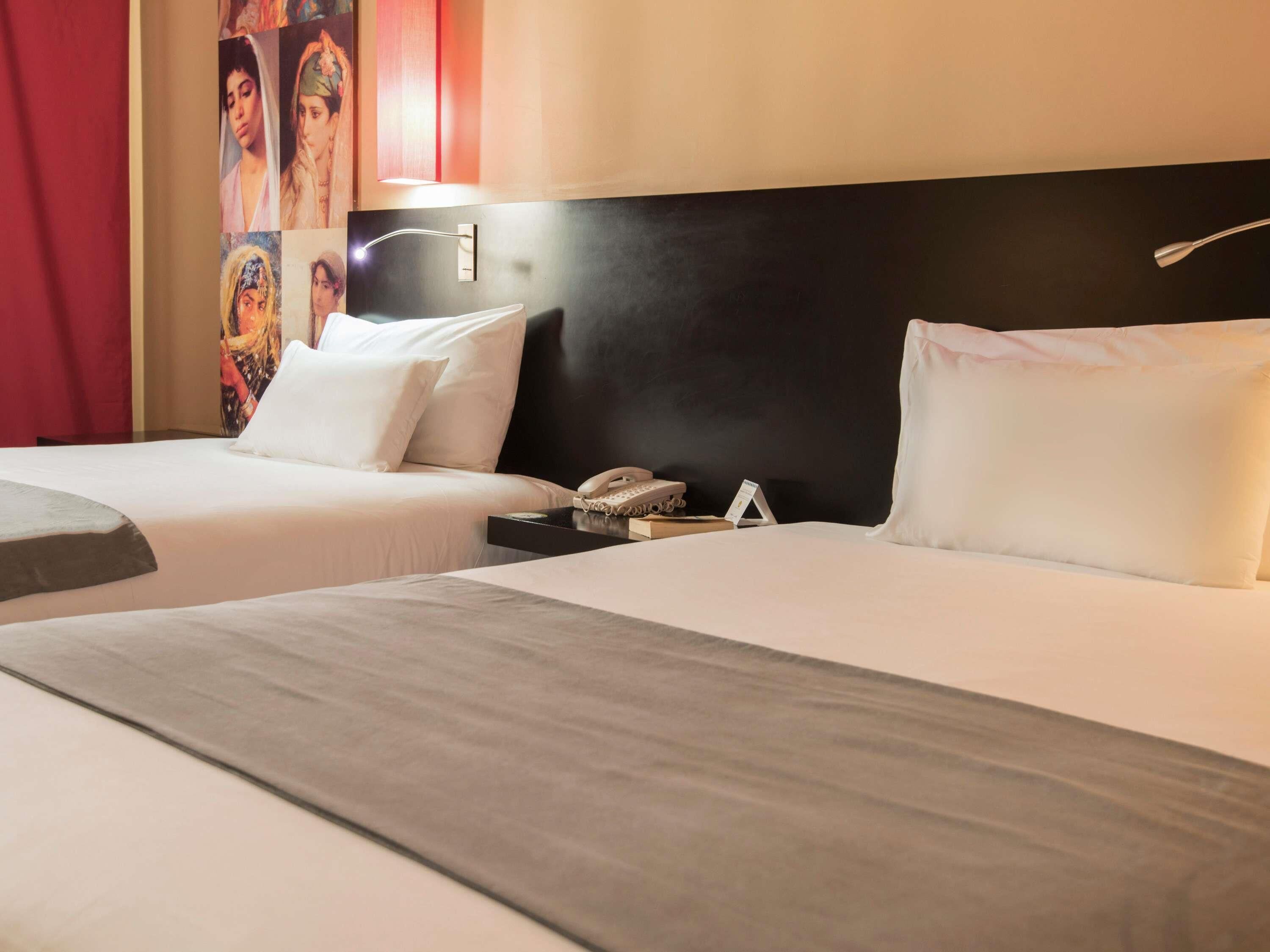 Camera Standard, 2 letti singoli | Una cassaforte in camera, una scrivania, tende oscuranti