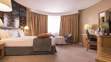 Caja de seguridad en la habitación, escritorio y cortinas blackout