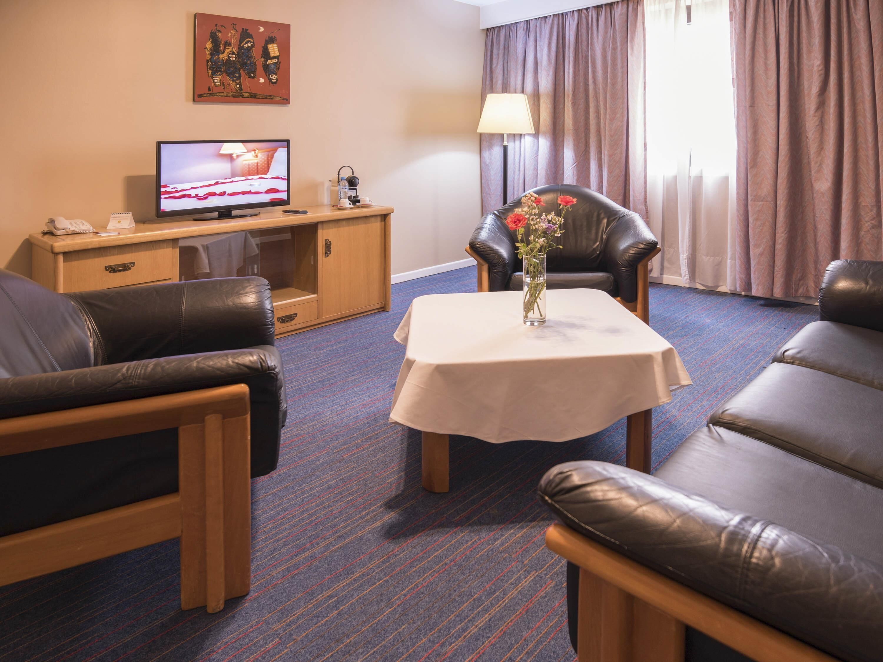 Superior suite, 1 kingsize bed | Een kluis op de kamer, een bureau, verduisterende gordijnen