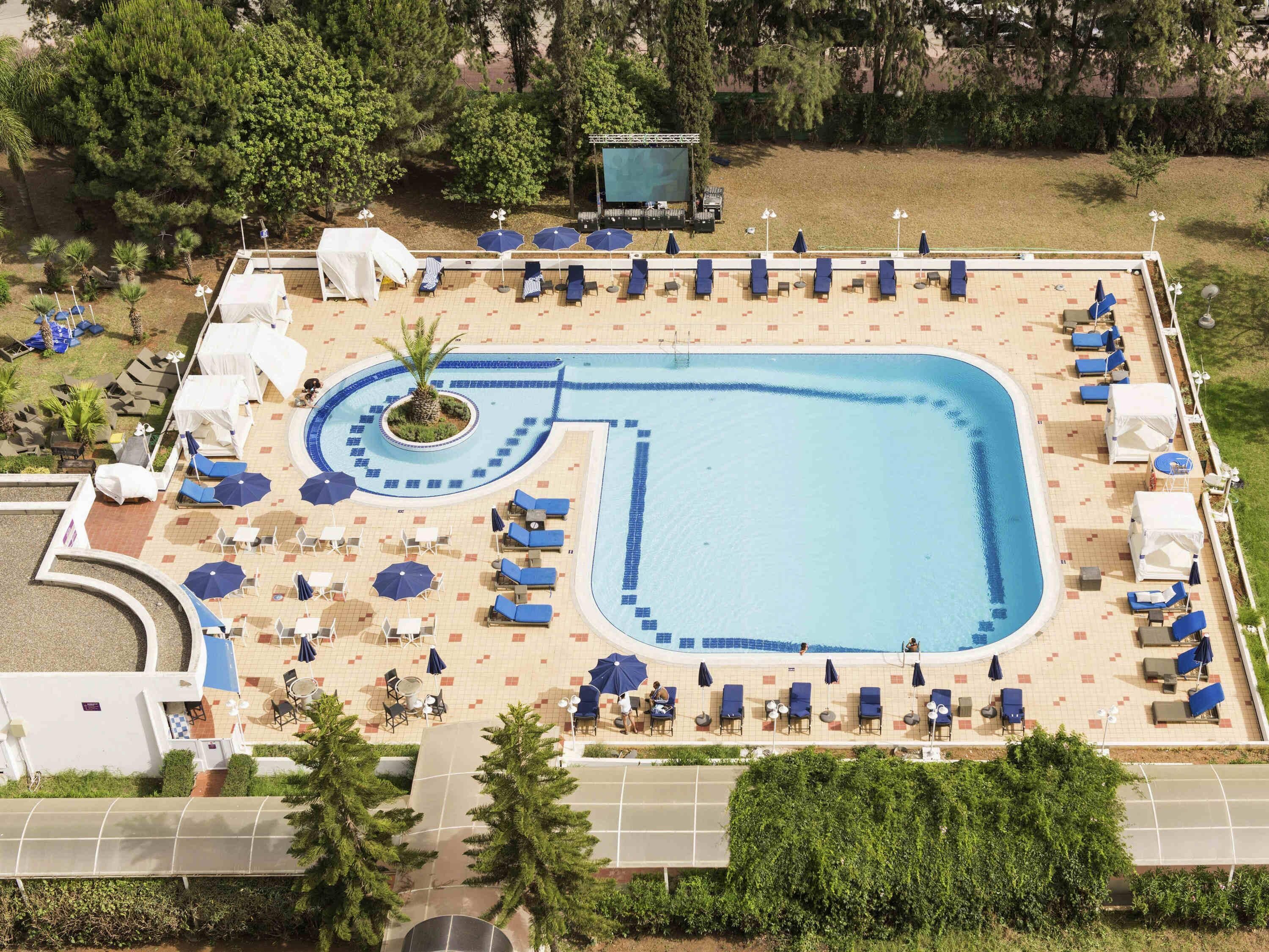 Outdoor pool, pool umbrellas, sun loungers