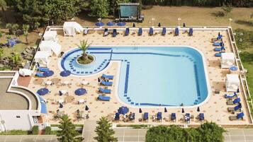 Outdoor pool, pool umbrellas, sun loungers