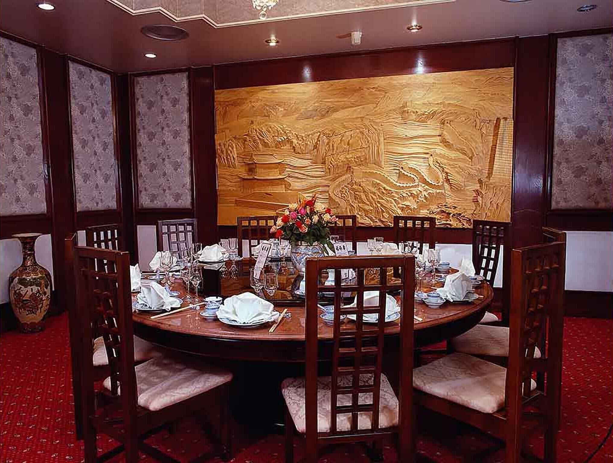 3 restaurants, breakfast, lunch, dinner served; international cuisine