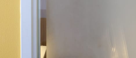 Uma porta com maçaneta moderna e olho mágico.