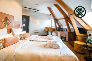 Caja de seguridad en la habitación y espacio para trabajar con laptop 