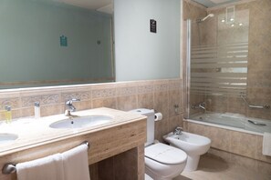 Habitación doble superior | Caja de seguridad en la habitación, escritorio y wifi gratis 