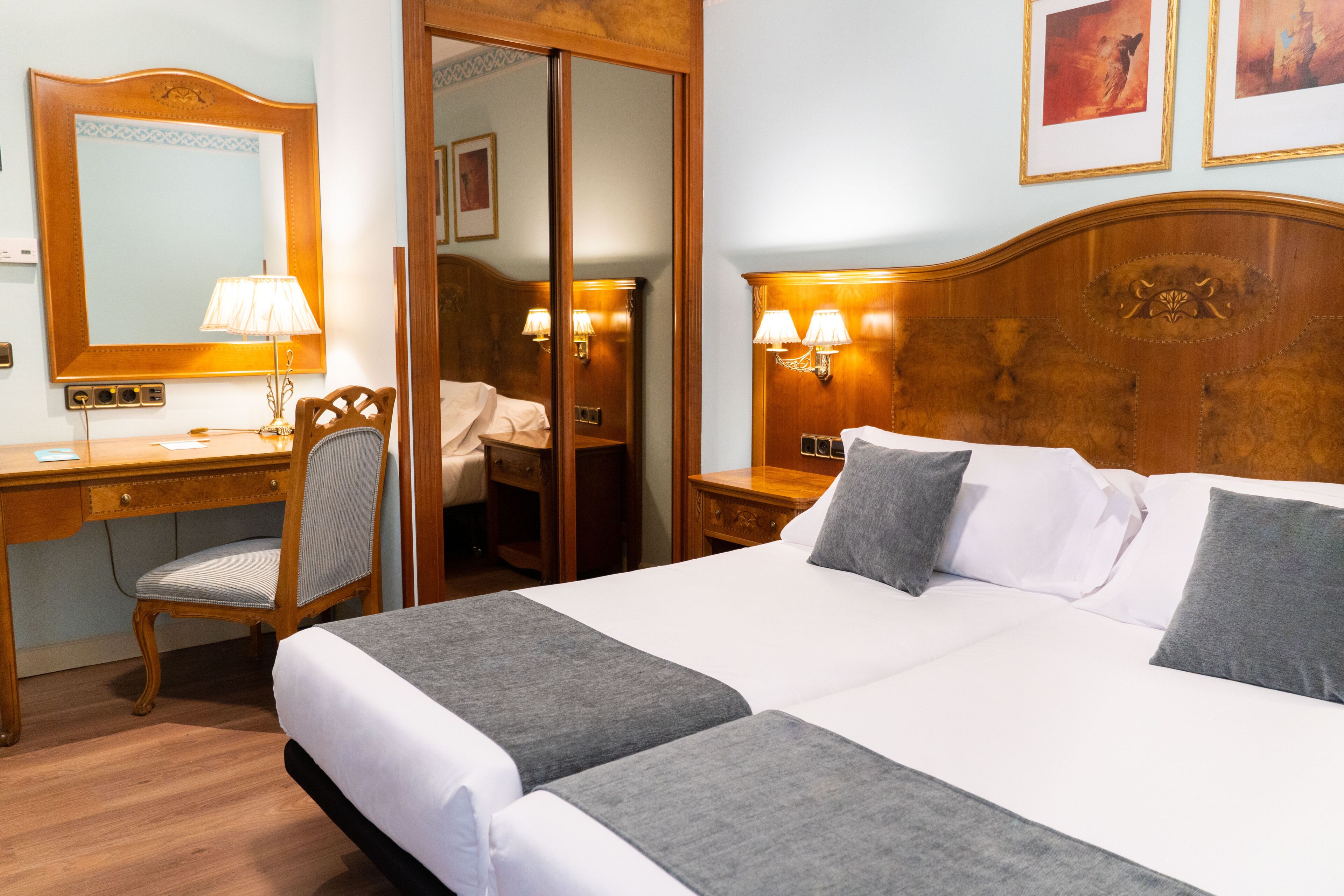 Quarto casal econômico | Cofres nos quartos, escrivaninha, Wi-Fi de cortesia, roupa de cama