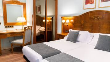 Habitación económica doble | Caja fuerte, escritorio, wifi gratis y ropa de cama