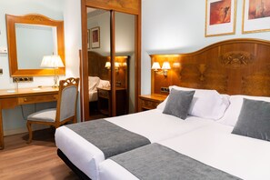 Habitación doble económica | Caja de seguridad en la habitación, escritorio y wifi gratis 