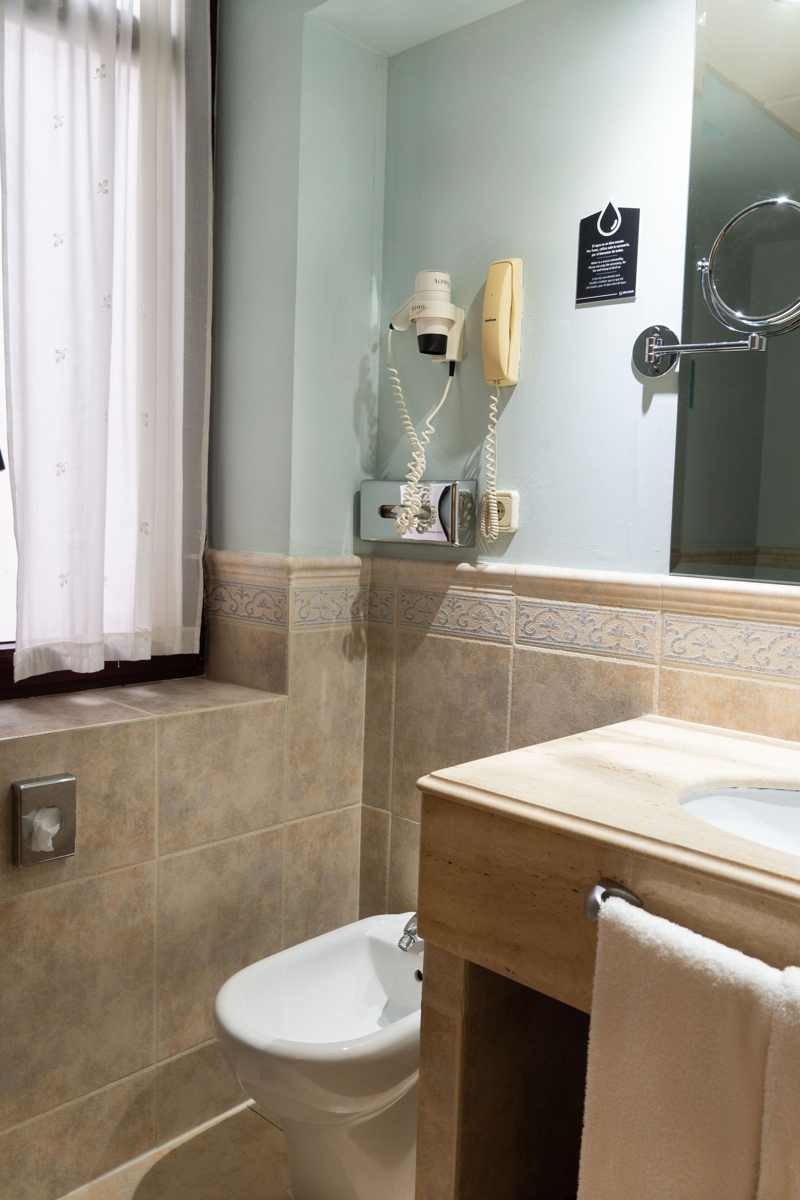 economy double room | in-room safe, desk, free wifi, bed sheets