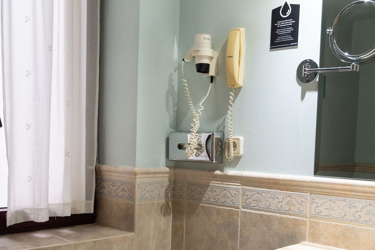 economy double room | in-room safe, desk, free wifi, bed sheets