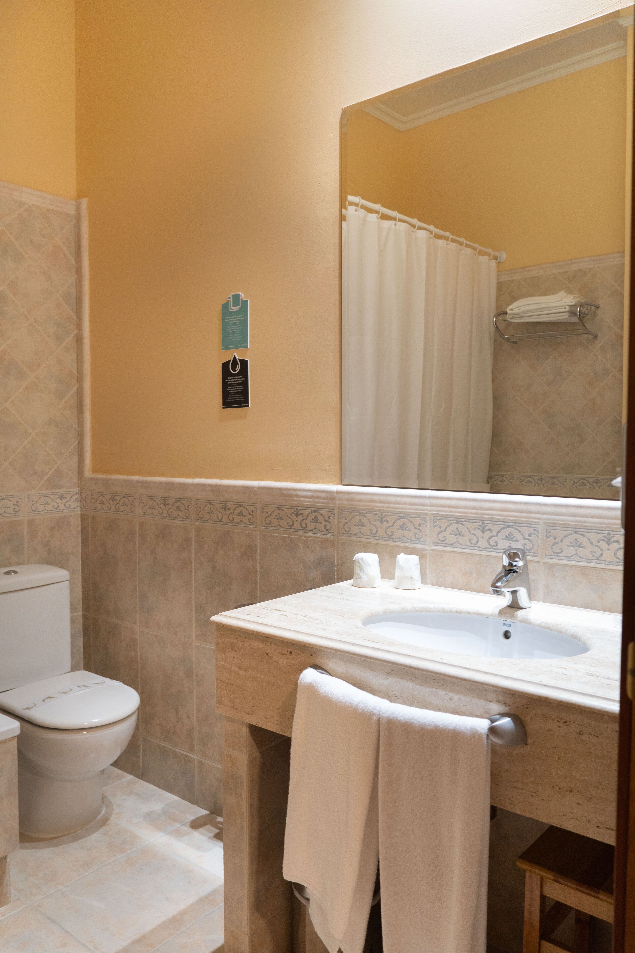 single room | in-room safe, desk, free wifi, bed sheets