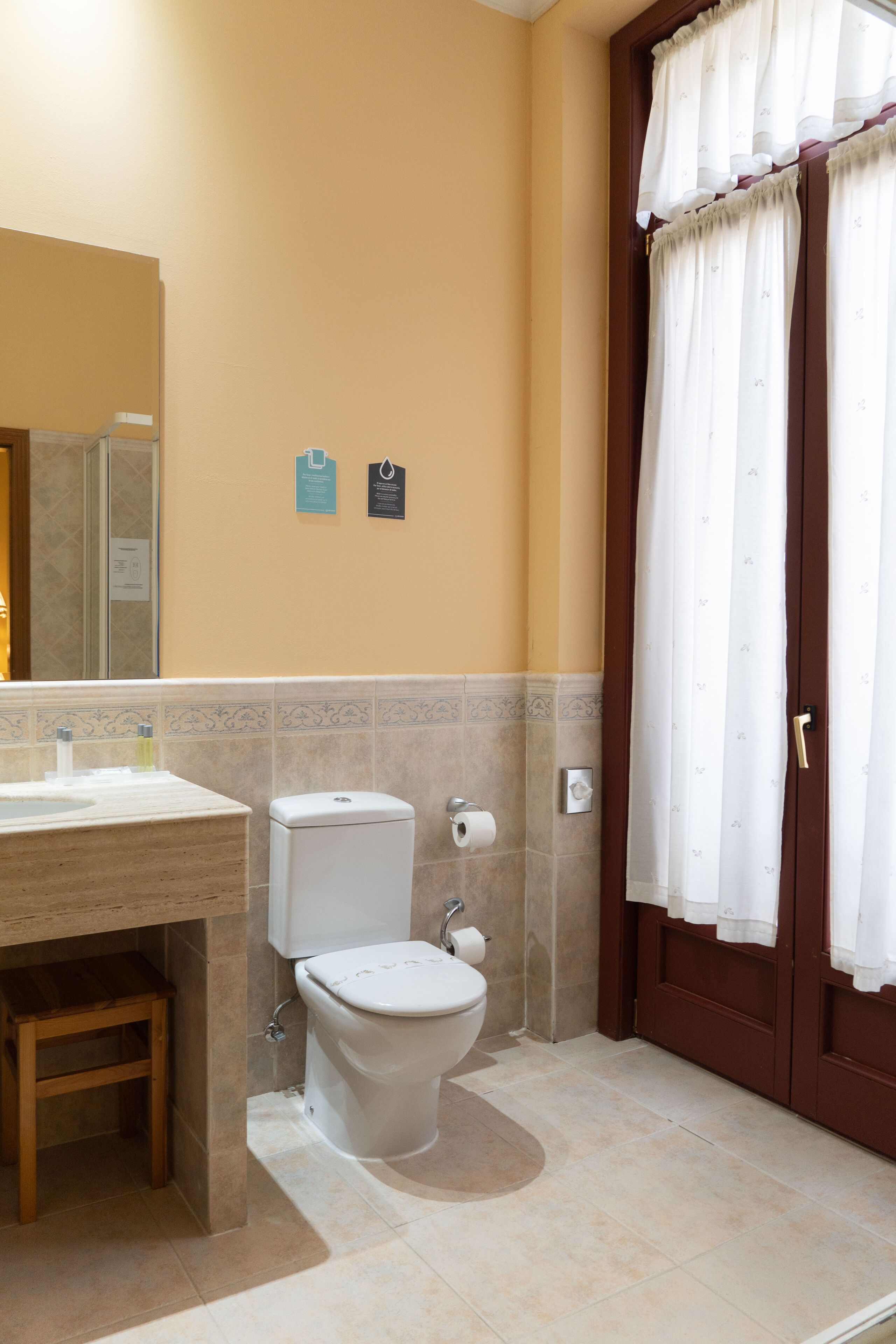 single room | in-room safe, desk, free wifi, bed sheets