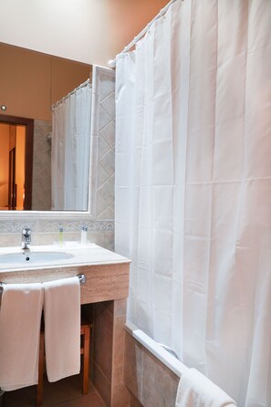 Economy Double Room | In-room safe, desk, free WiFi, bed sheets - Alda Mercado de Zamora (Zamora)