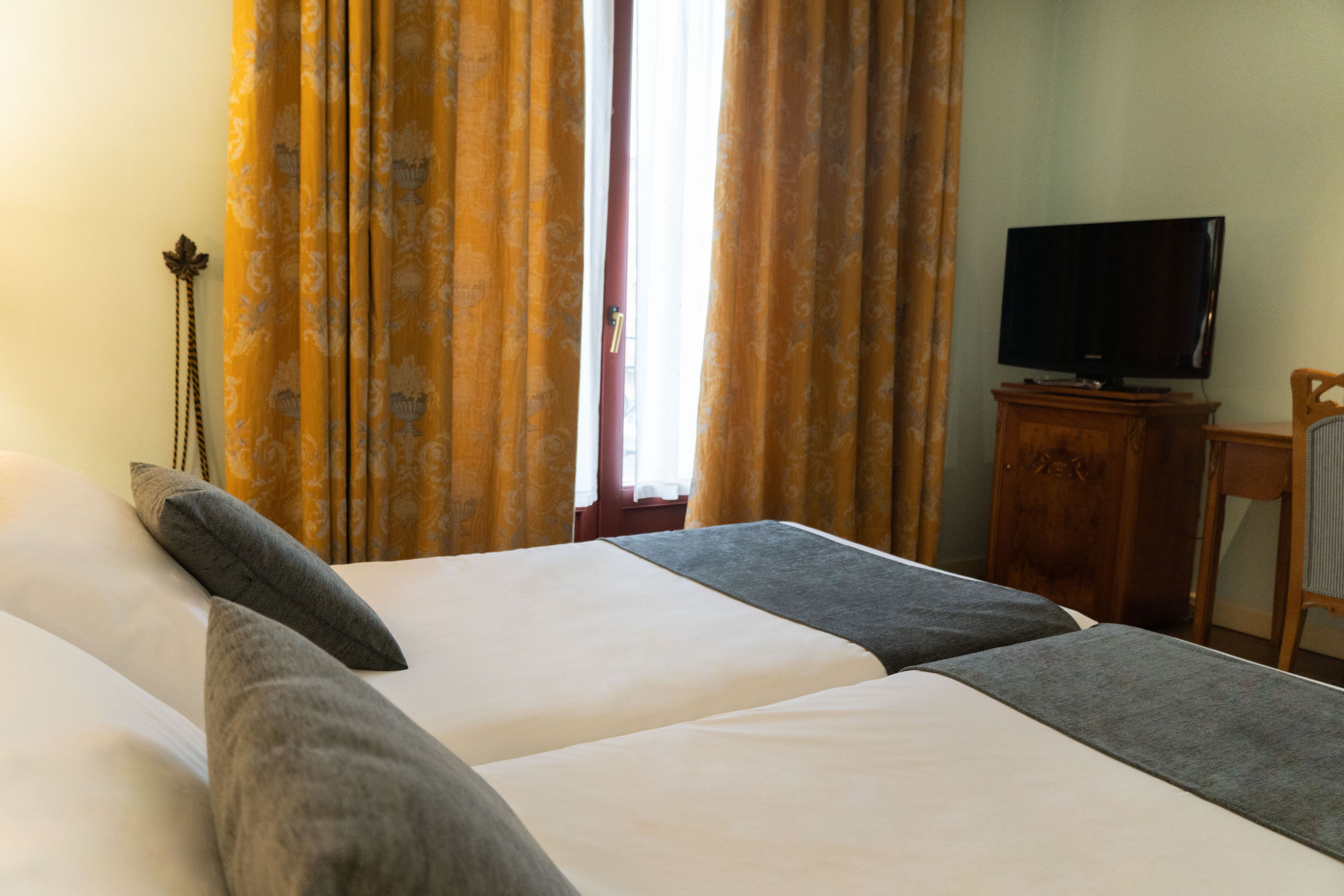 superior double room | in-room safe, desk, free wifi, bed sheets