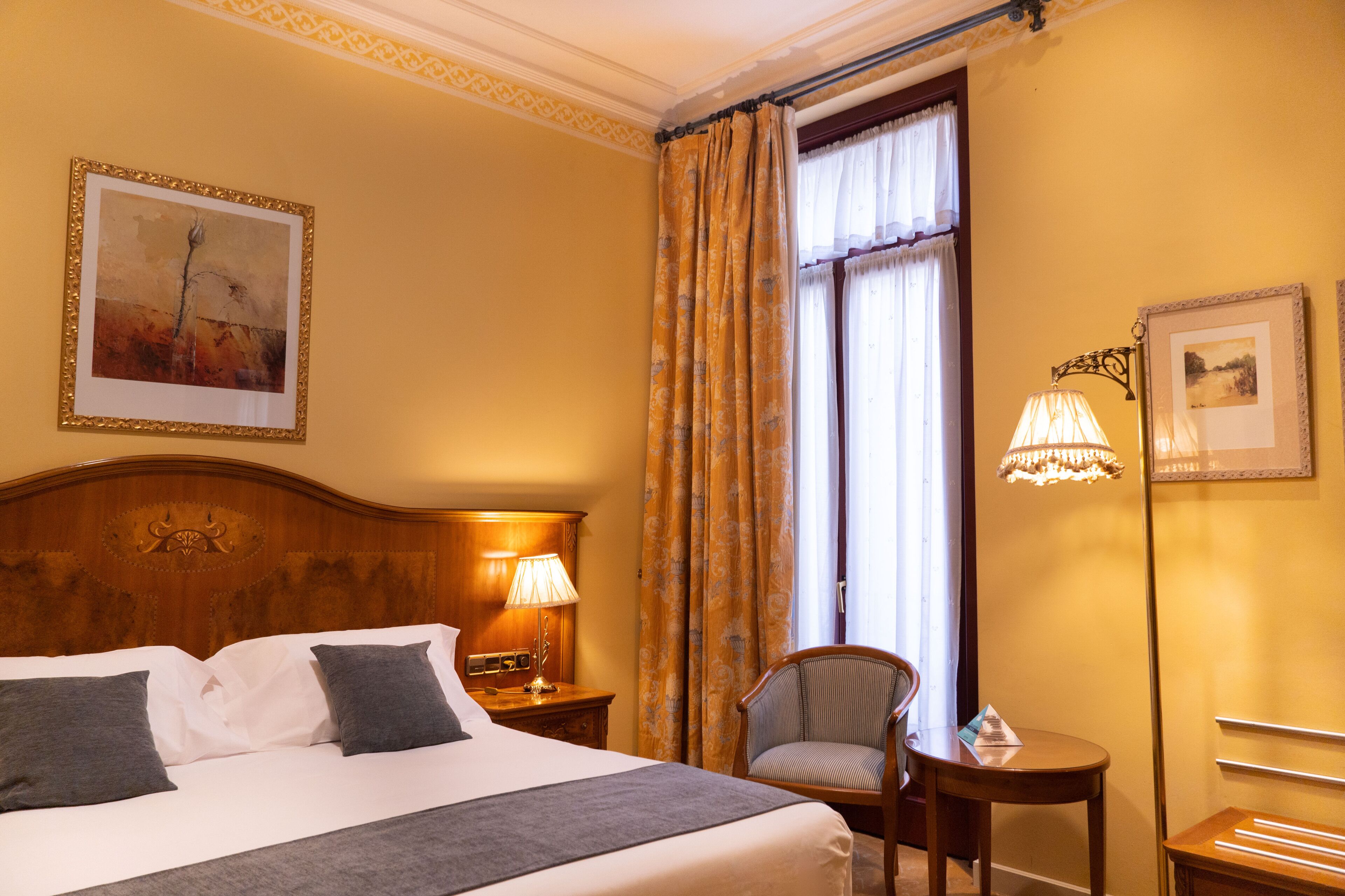 standard double room | in-room safe, desk, free wifi, bed sheets