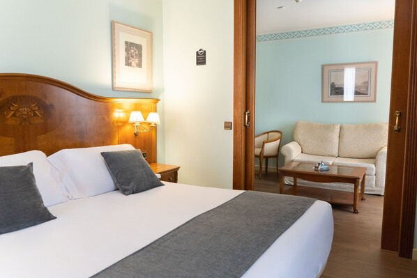 Habitación doble superior | Caja de seguridad en la habitación, escritorio y wifi gratis 