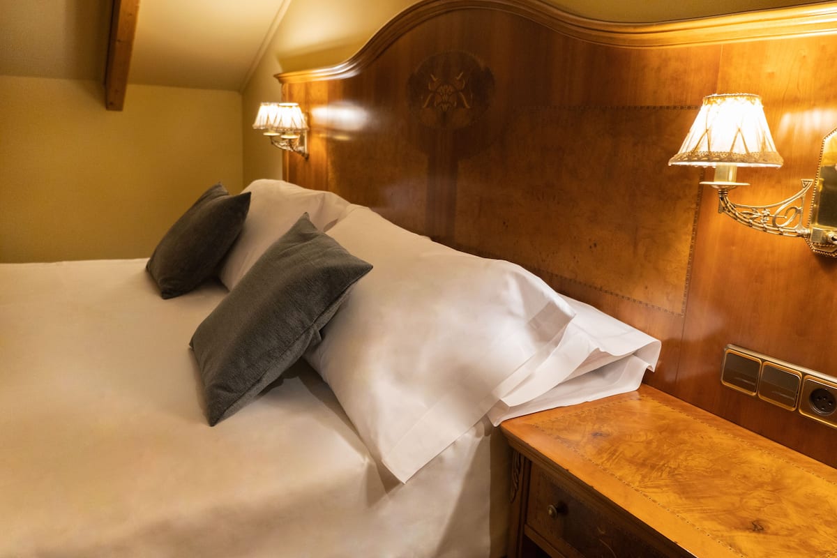 standard double room | in-room safe, desk, free wifi, bed sheets