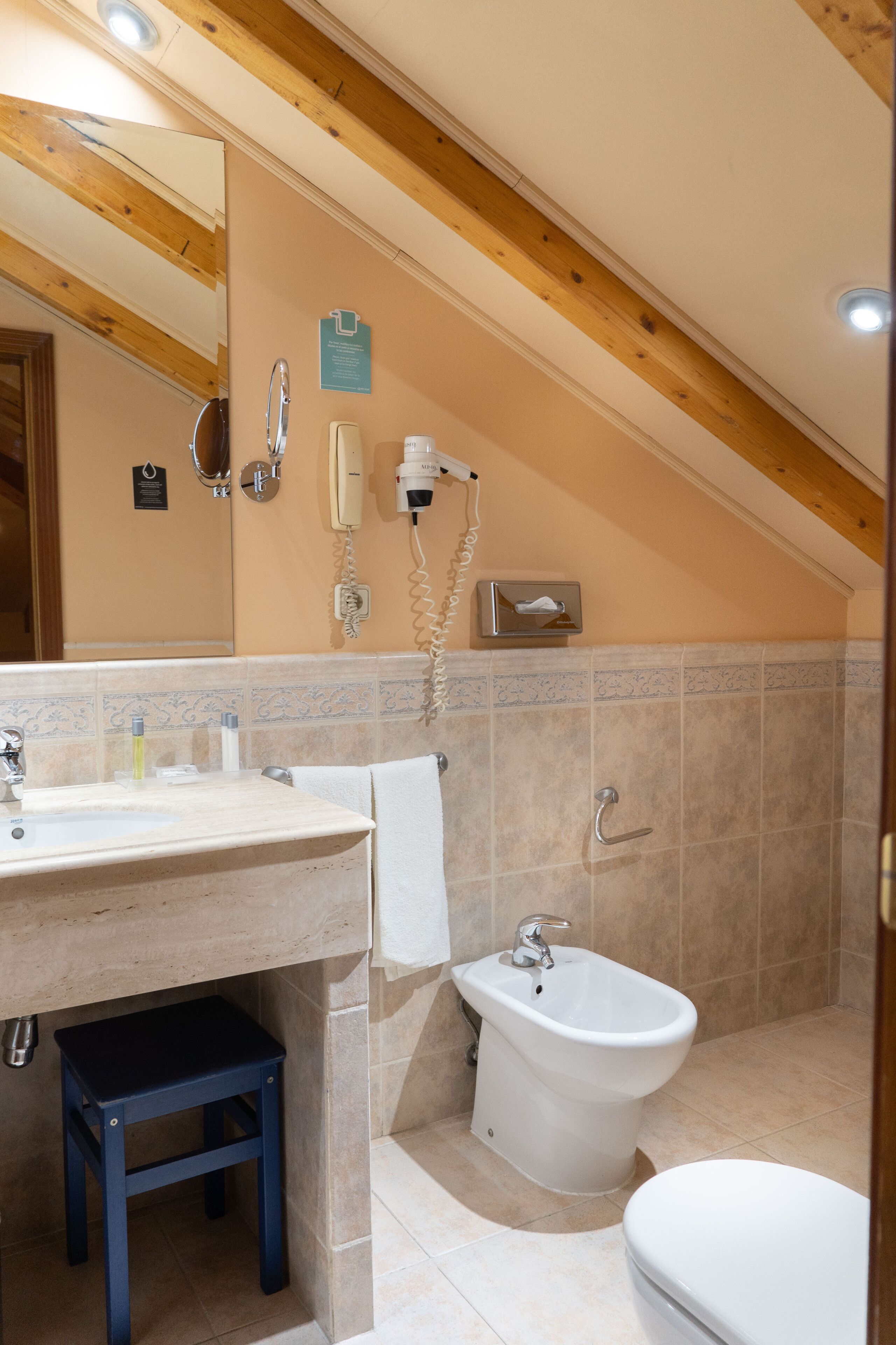 standard double room | in-room safe, desk, free wifi, bed sheets