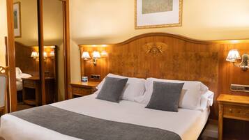 Habitación económica doble | Caja fuerte, escritorio, wifi gratis y ropa de cama