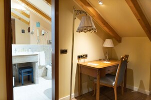 Habitación estándar doble | Caja fuerte, escritorio, wifi gratis y ropa de cama