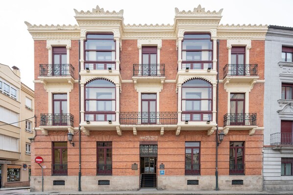 Vista frontal de la propiedad