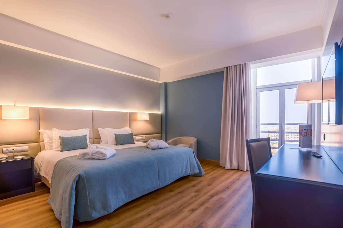 Ropa de cama de alta calidad, minibar, caja fuerte y escritorio