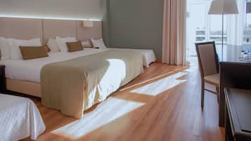 Habitación familiar | Ropa de cama de alta calidad, minibar, caja fuerte y escritorio
